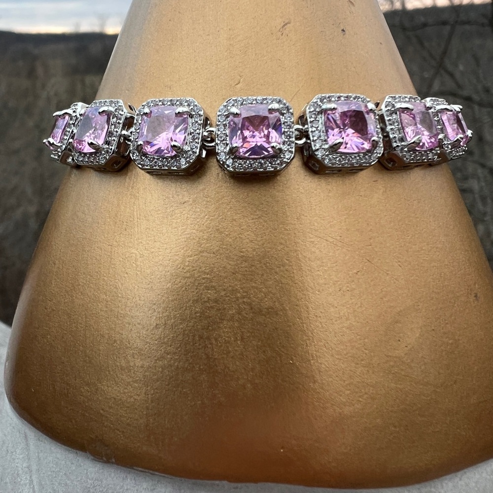 👑💥 Elegant Pink Moissanite and Silver Tone Bracelet
